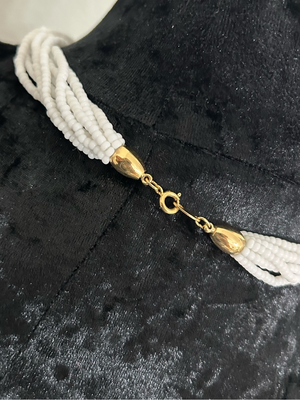 Trifari White Multi Strand Seed Bead Choker Necklace Gold Tone Signed - Picture 4 of 8